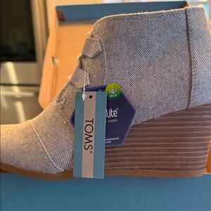 TOMS Women's Light Gray Wedge Ankle Boots